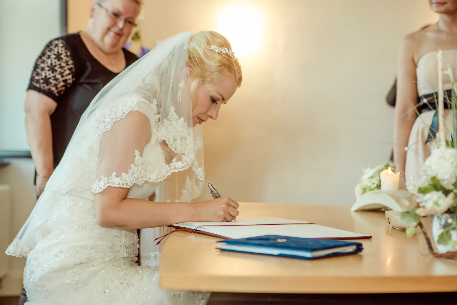 Debbi unterschreibt die Hochzeitsurkunde – Hochzeitsreportage von Basti und Debbi