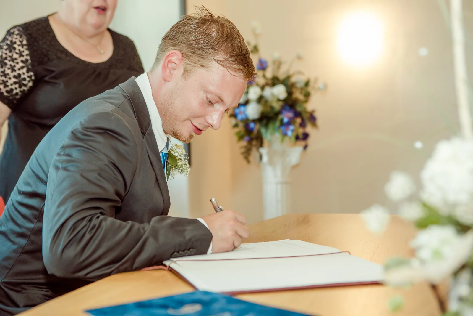 Basti setzt seine Unterschrift – Hochzeitsreportage von Basti und Debbi