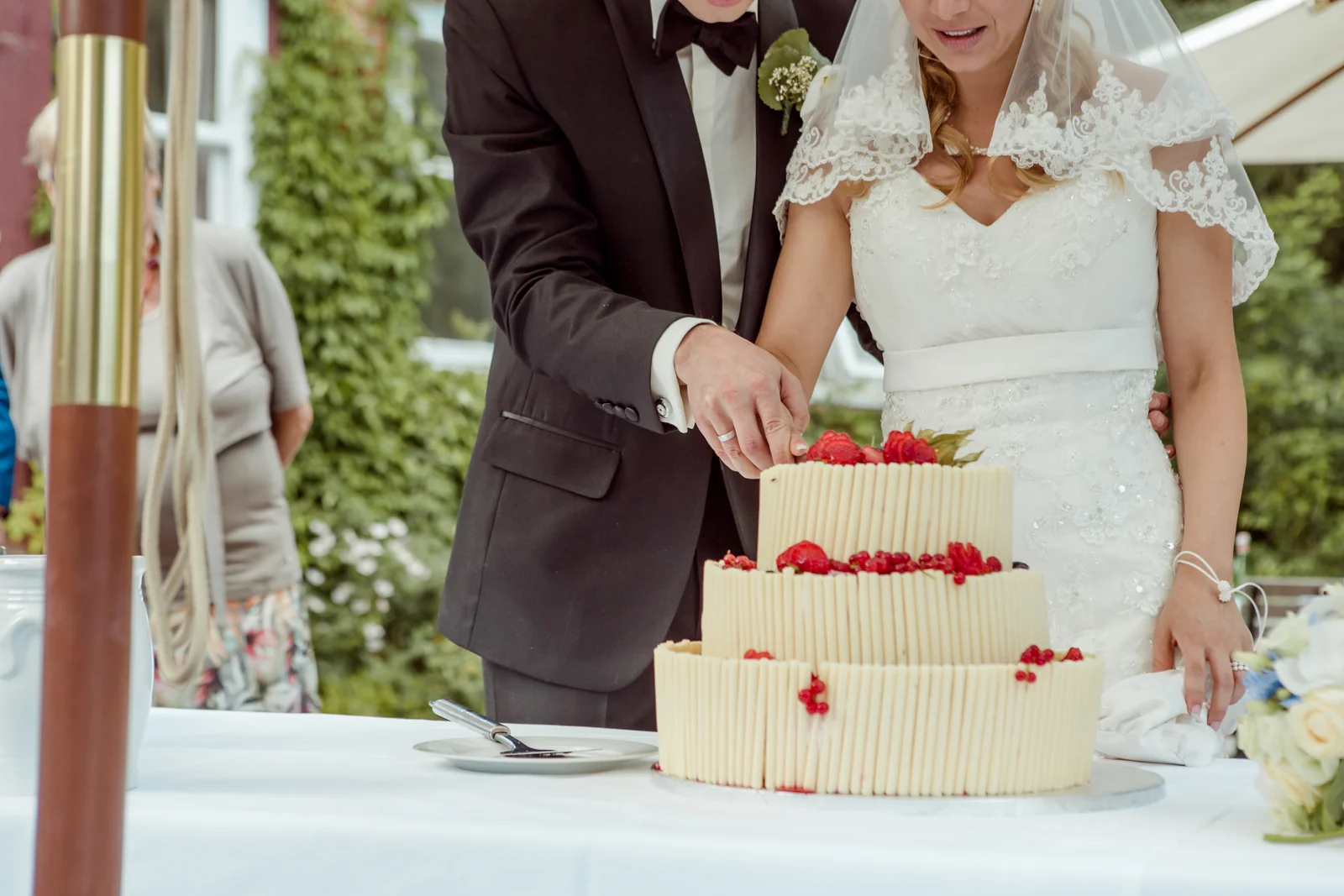 Das Brautpaar schneidet die Hochzeitstorte an – Hochzeitsreportage von Basti und Debbi