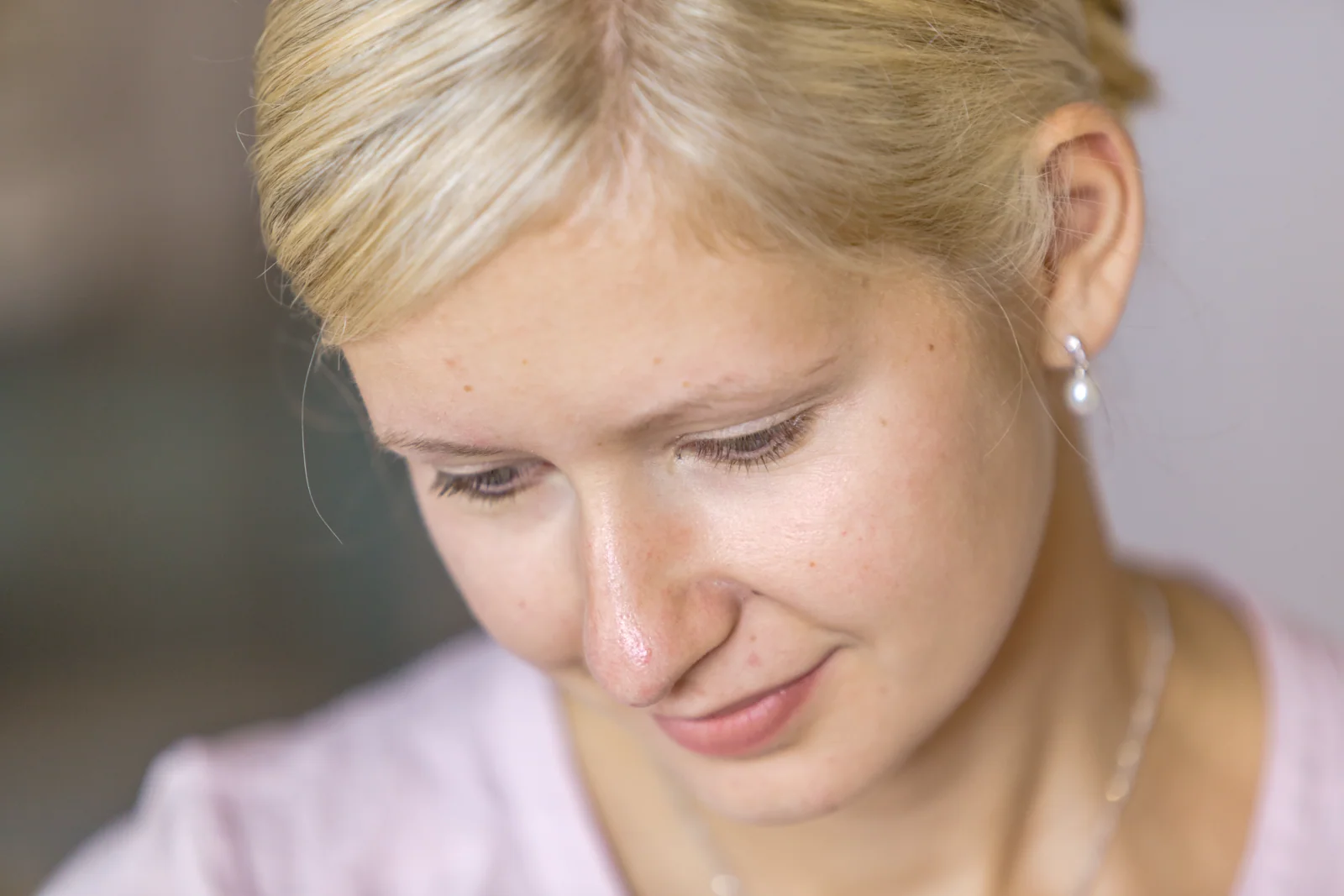 Christin bei den Vorbereitungen – Hochzeitsreportage von Björn und Christin