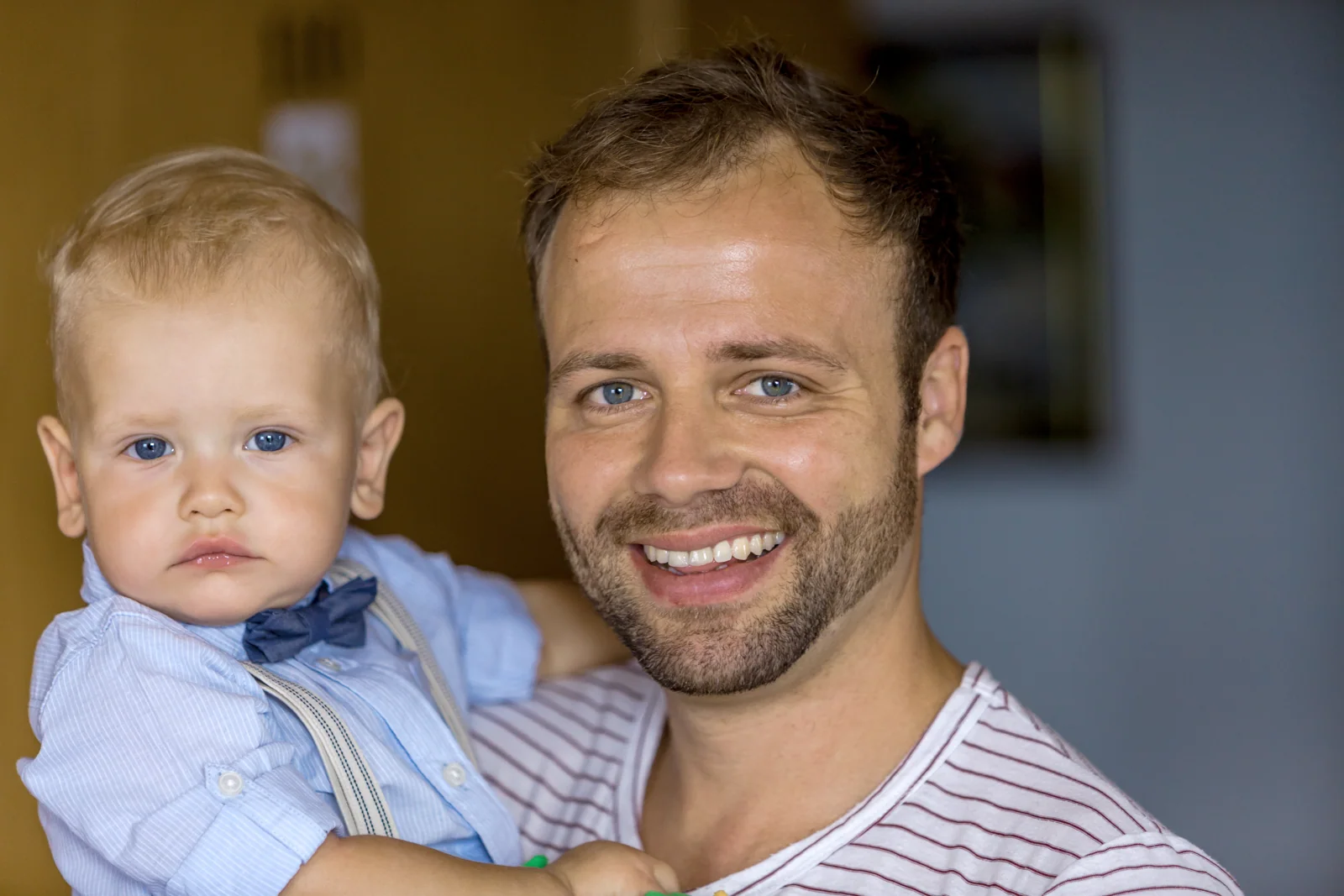 Björn mit seinem kleinen Sohn – Hochzeitsreportage von Björn und Christin