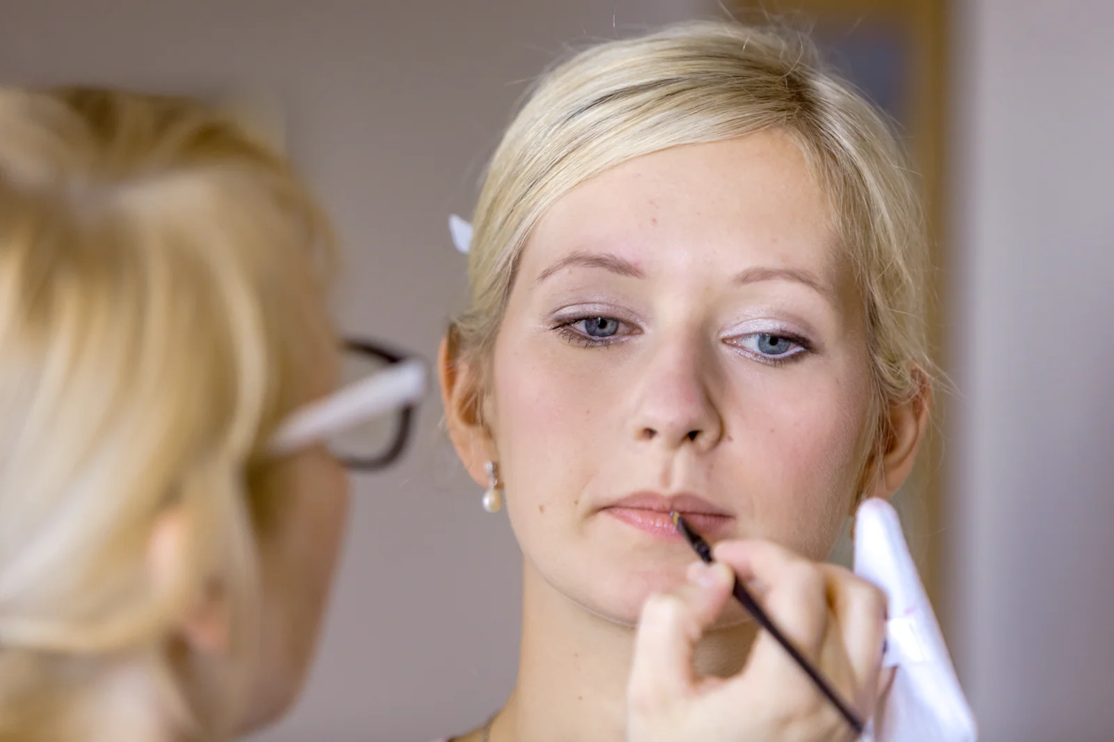 Christin beim Auftragen des Lippenstifts – Hochzeitsreportage von Björn und Christin