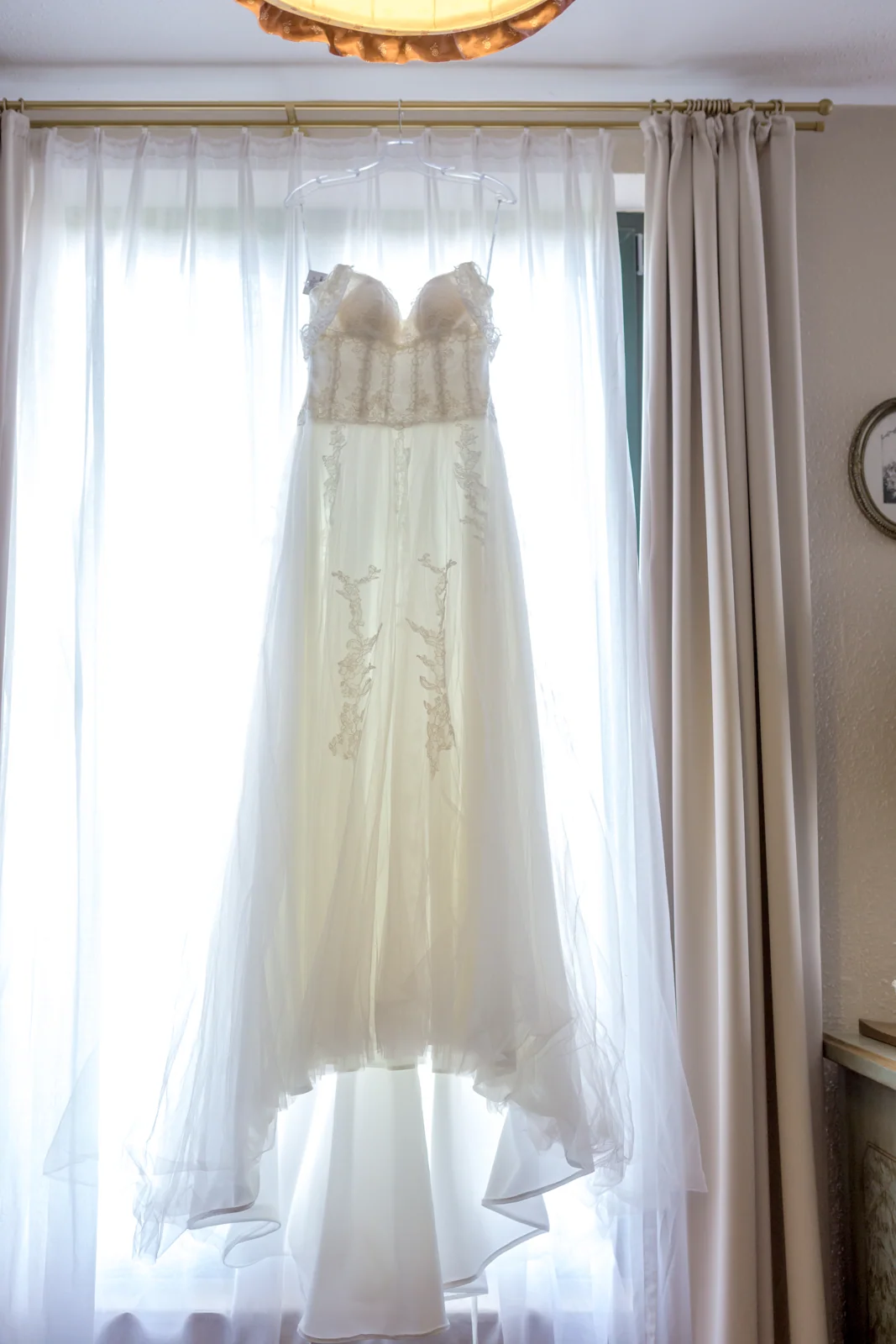 Das Brautkleid wartet am Fenster – Hochzeitsreportage von Björn und Christin