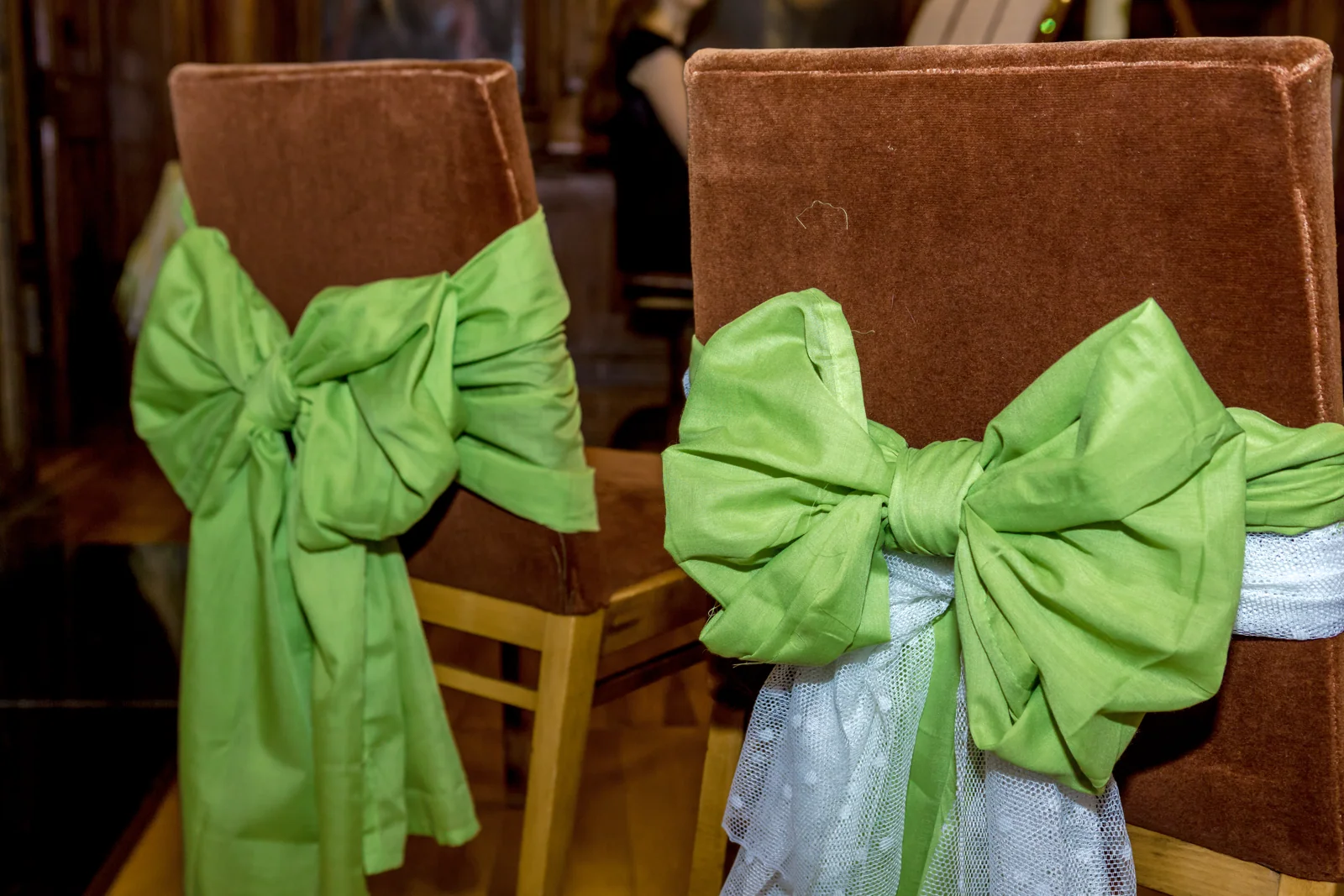 Grüne Schleifen an den Stühlen – Hochzeitsreportage von Björn und Christin
