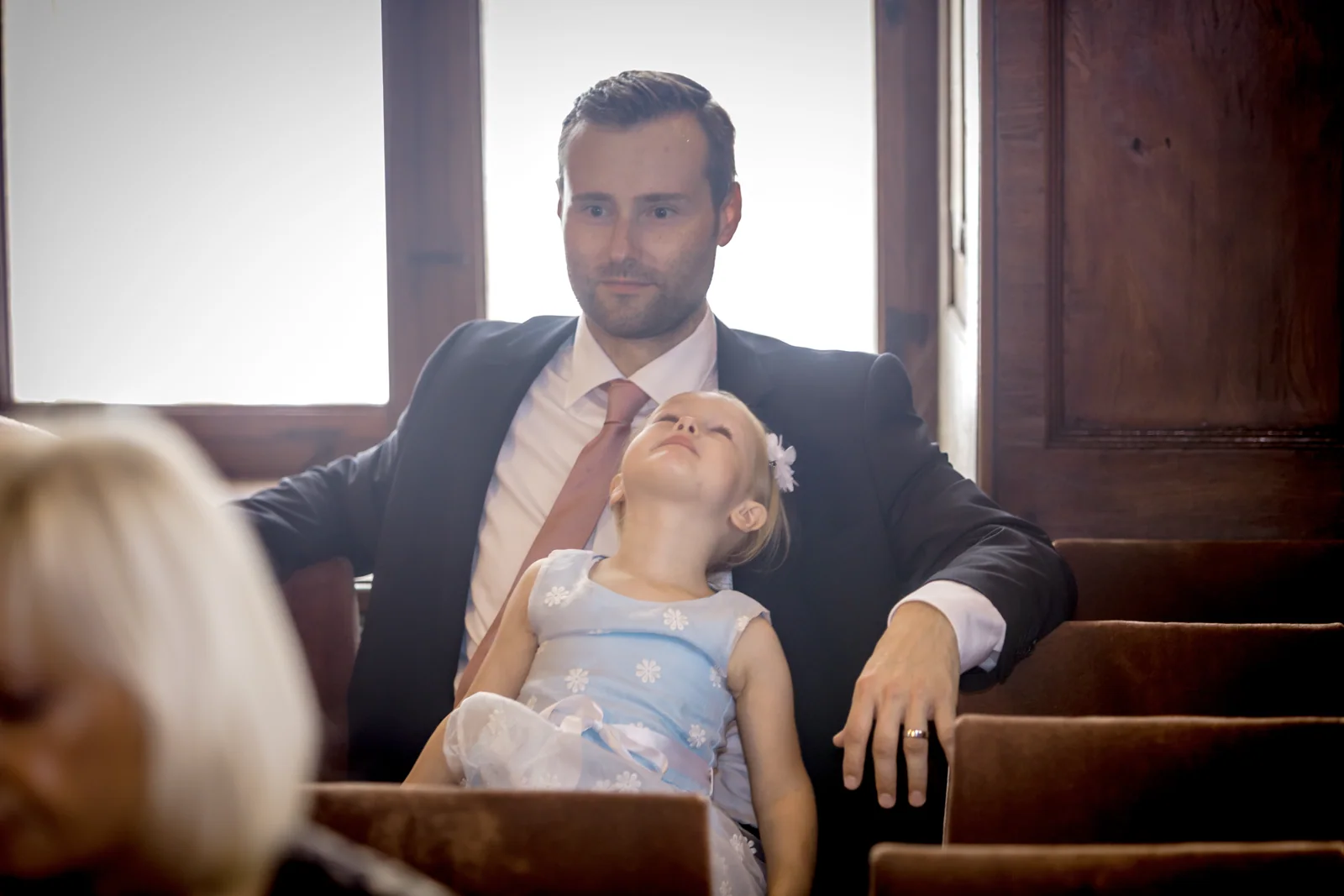 Ein Familienmoment während der Zeremonie – Hochzeitsreportage von Björn und Christin