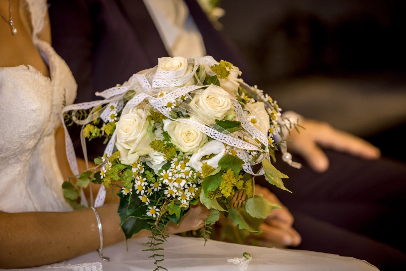 Der Brautstrauß aus weißen Rosen – Hochzeitsreportage von Björn und Christin