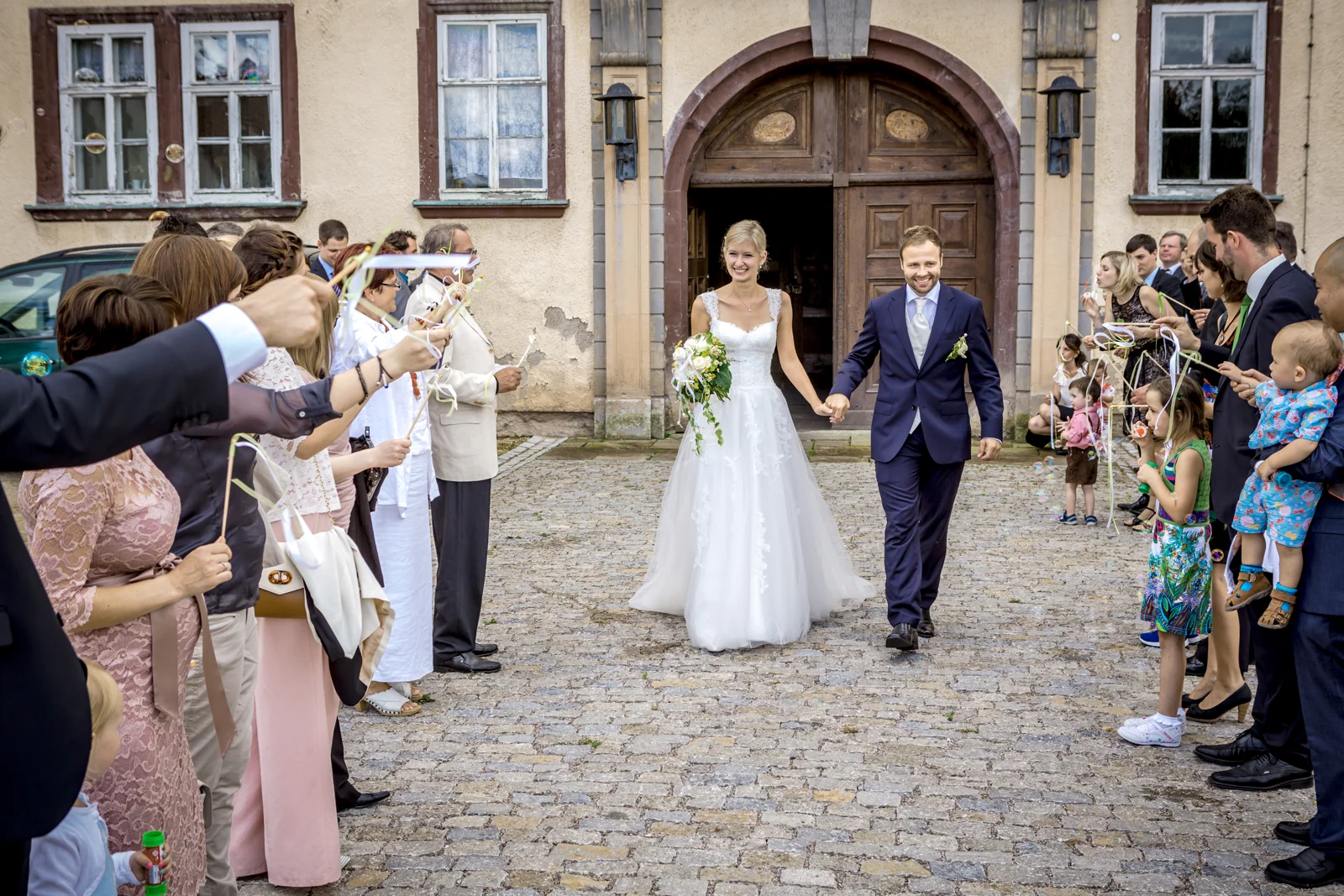Der Auszug durch das Spalier der Gäste – Hochzeitsreportage von Björn und Christin