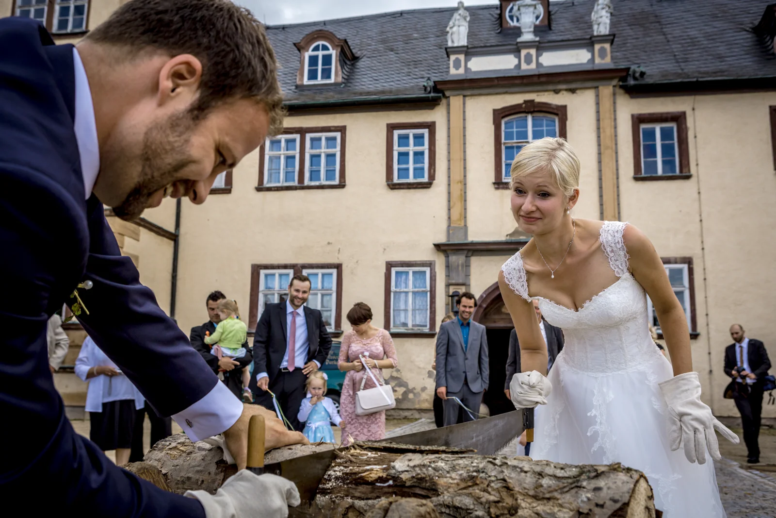 Gemeinsam beim Baumstammsägen – Hochzeitsreportage von Björn und Christin