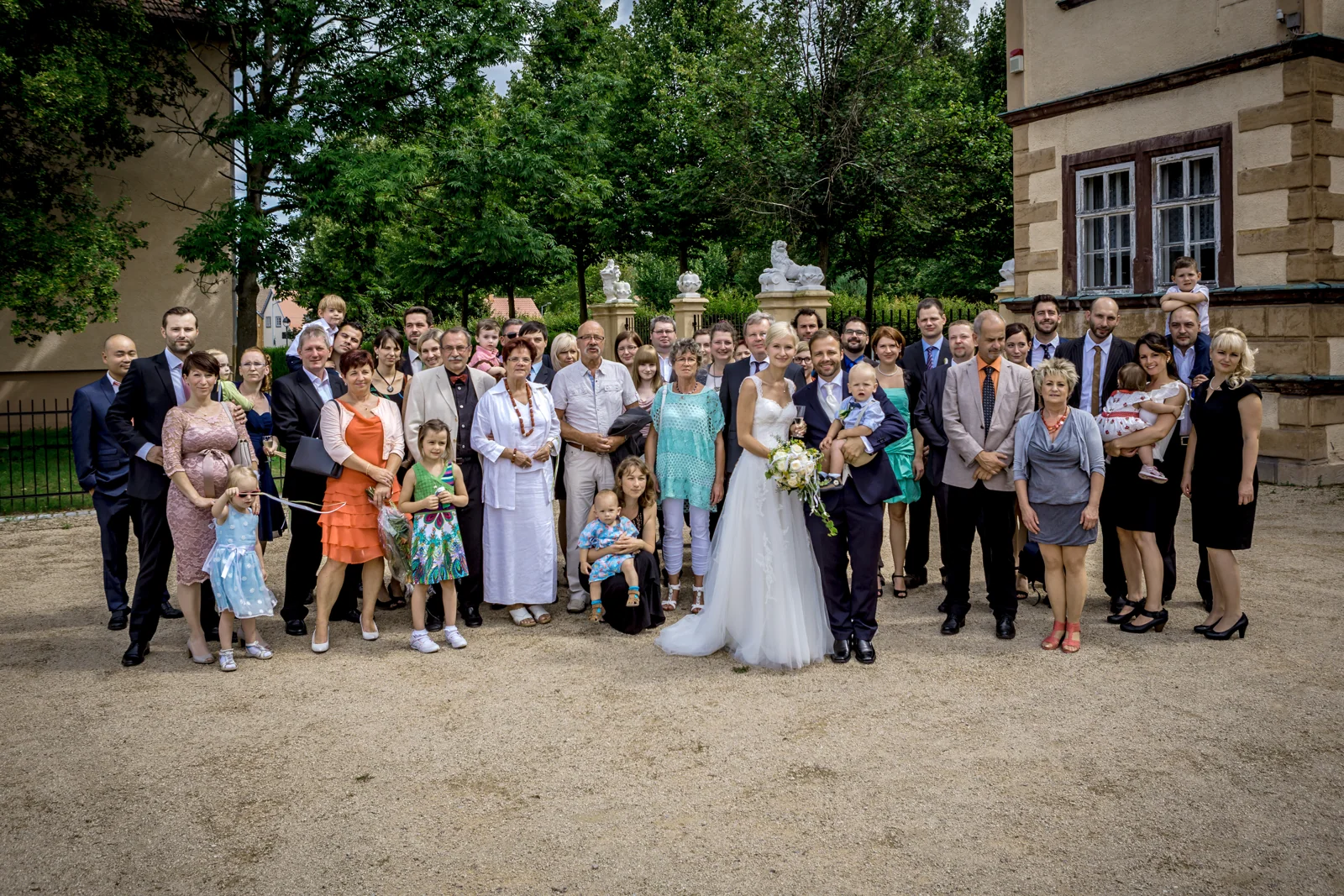 Die Hochzeitsgesellschaft beim Gruppenfoto – Hochzeitsreportage von Björn und Christin