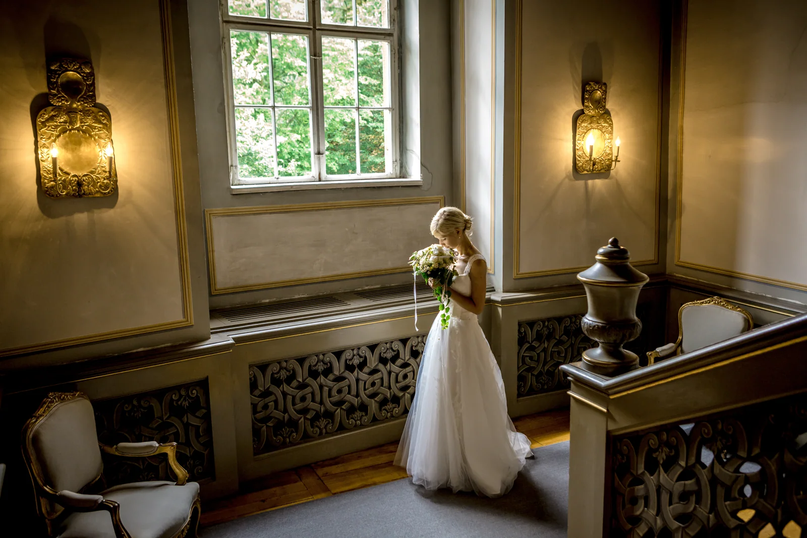 Christin im Licht des Fensters – Hochzeitsreportage von Björn und Christin
