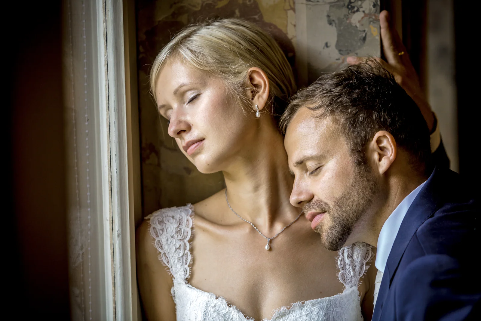 Ein ruhiger Moment am Fenster – Hochzeitsreportage von Björn und Christin