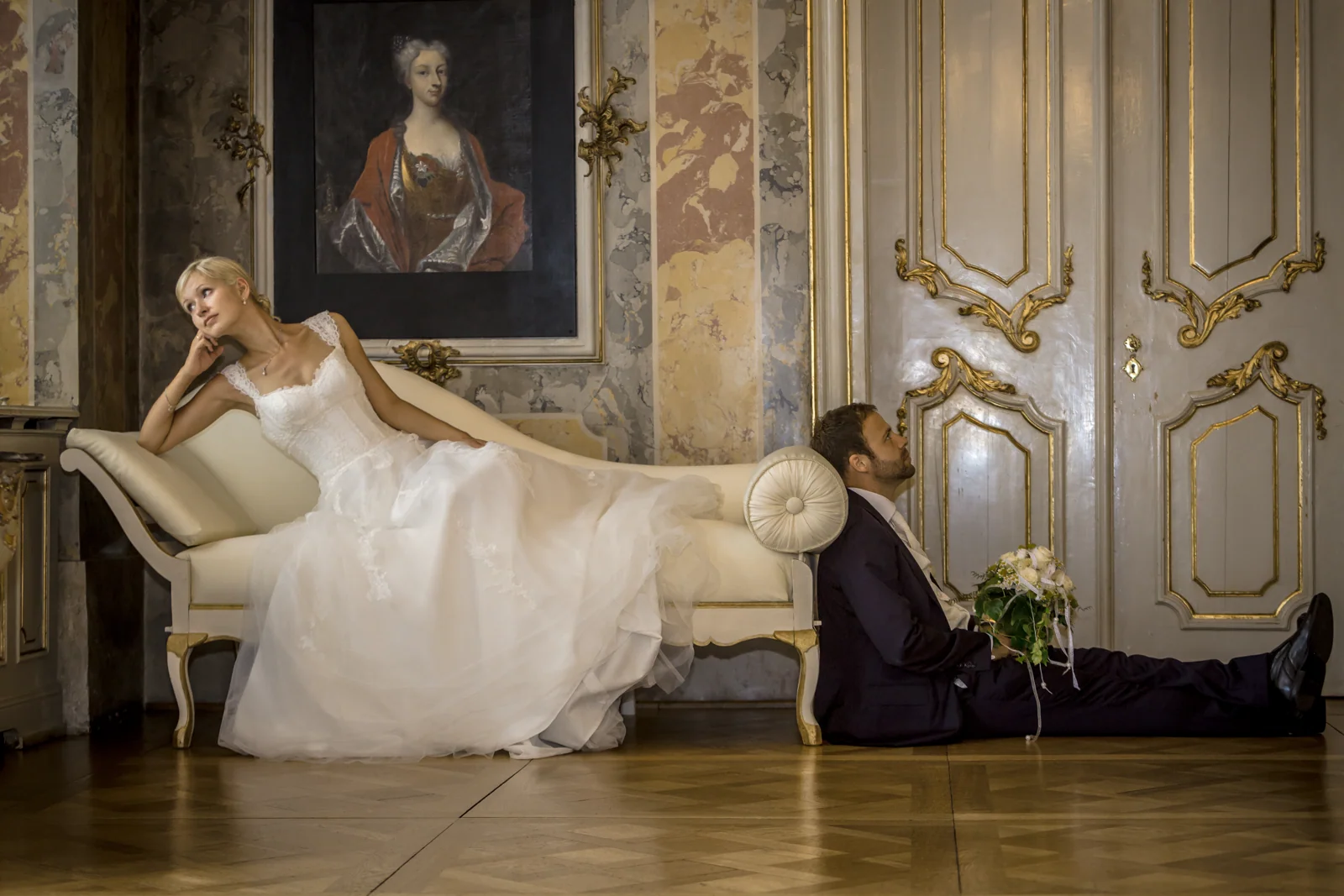 Ein ungewöhnliches Paarbild am Sofa – Hochzeitsreportage von Björn und Christin