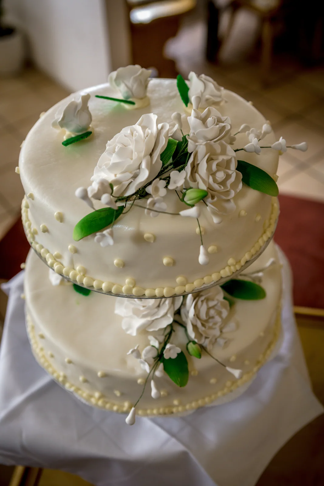 Die Hochzeitstorte mit weißer Dekoration – Hochzeitsreportage von Björn und Christin