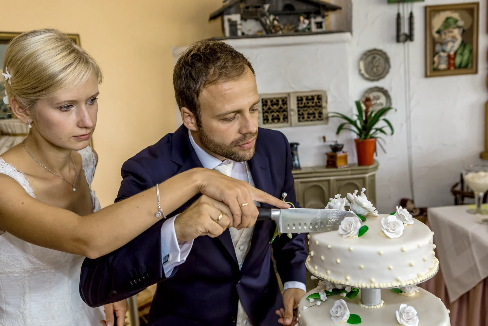 Das gemeinsame Anschneiden der Hochzeitstorte – Hochzeitsreportage von Björn und Christin