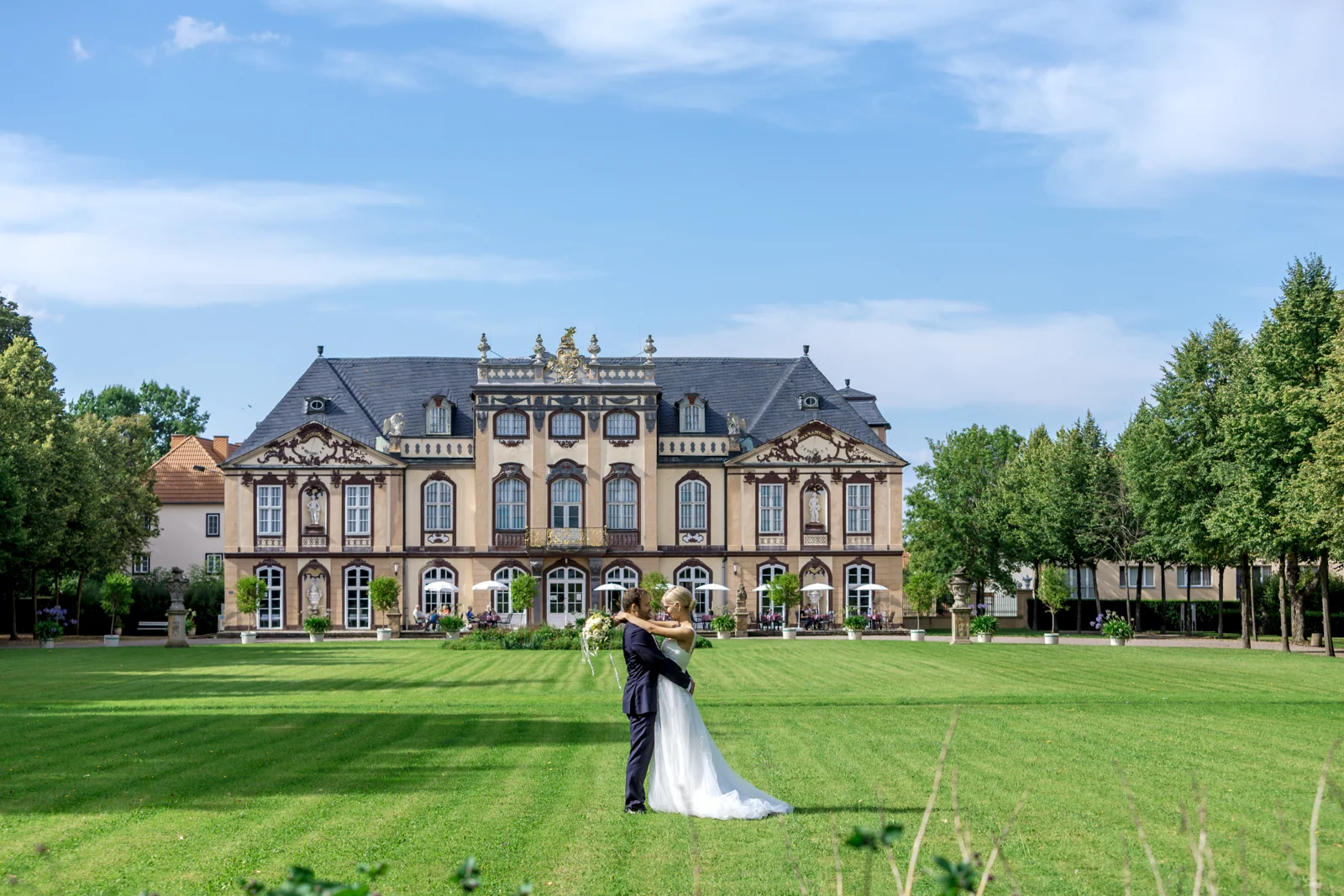 Christin und Björn vor der Schlossfassade – Hochzeitsreportage von Björn und Christin
