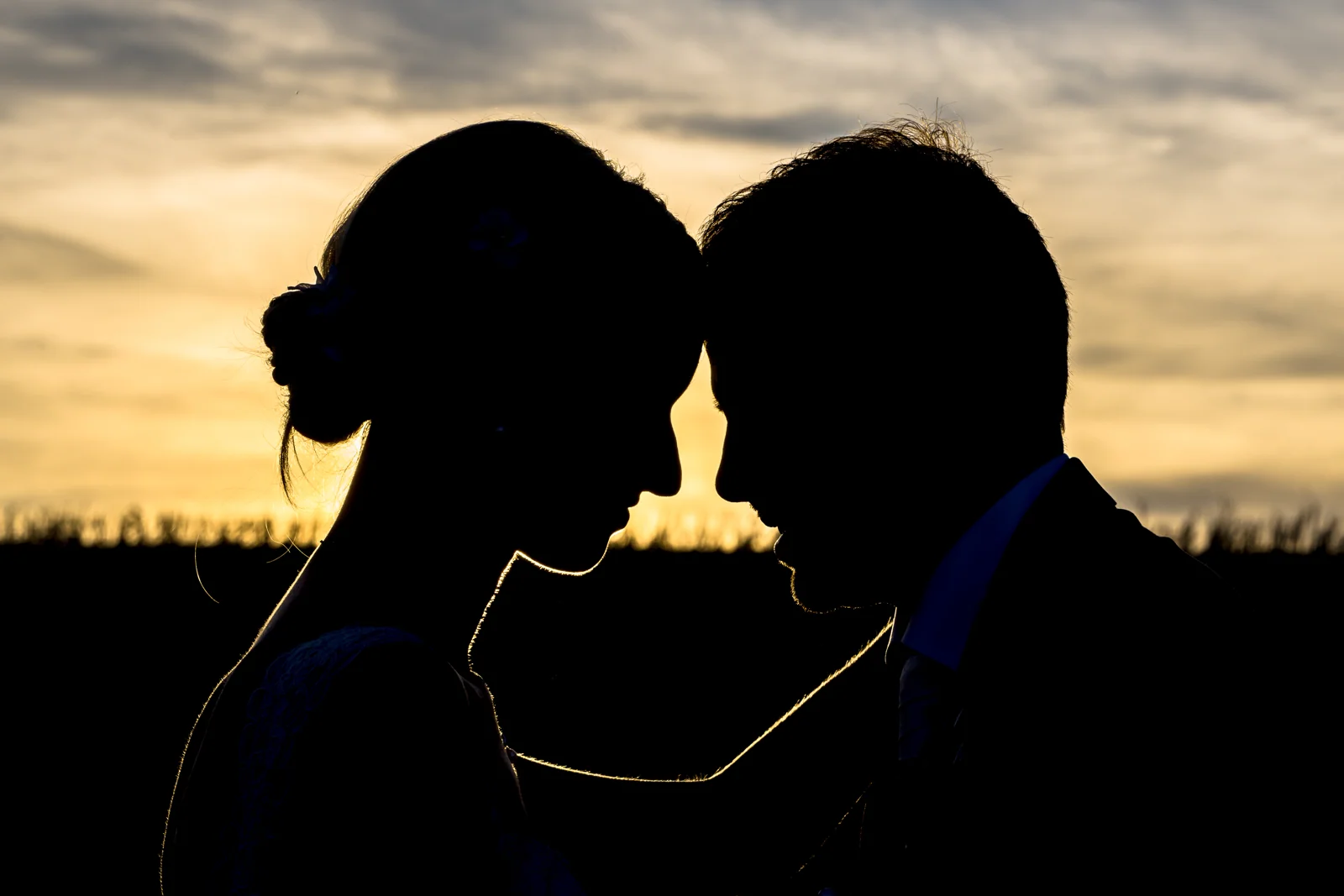 Das Brautpaar als Silhouette im Abendlicht – Hochzeitsreportage von Björn und Christin