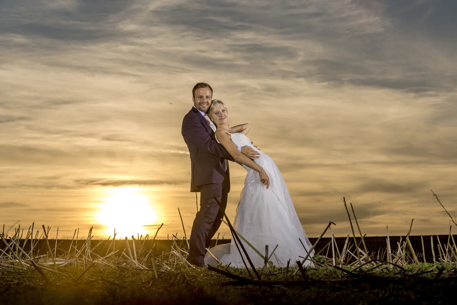 Björn trägt Christin im Sonnenuntergang – Hochzeitsreportage von Björn und Christin