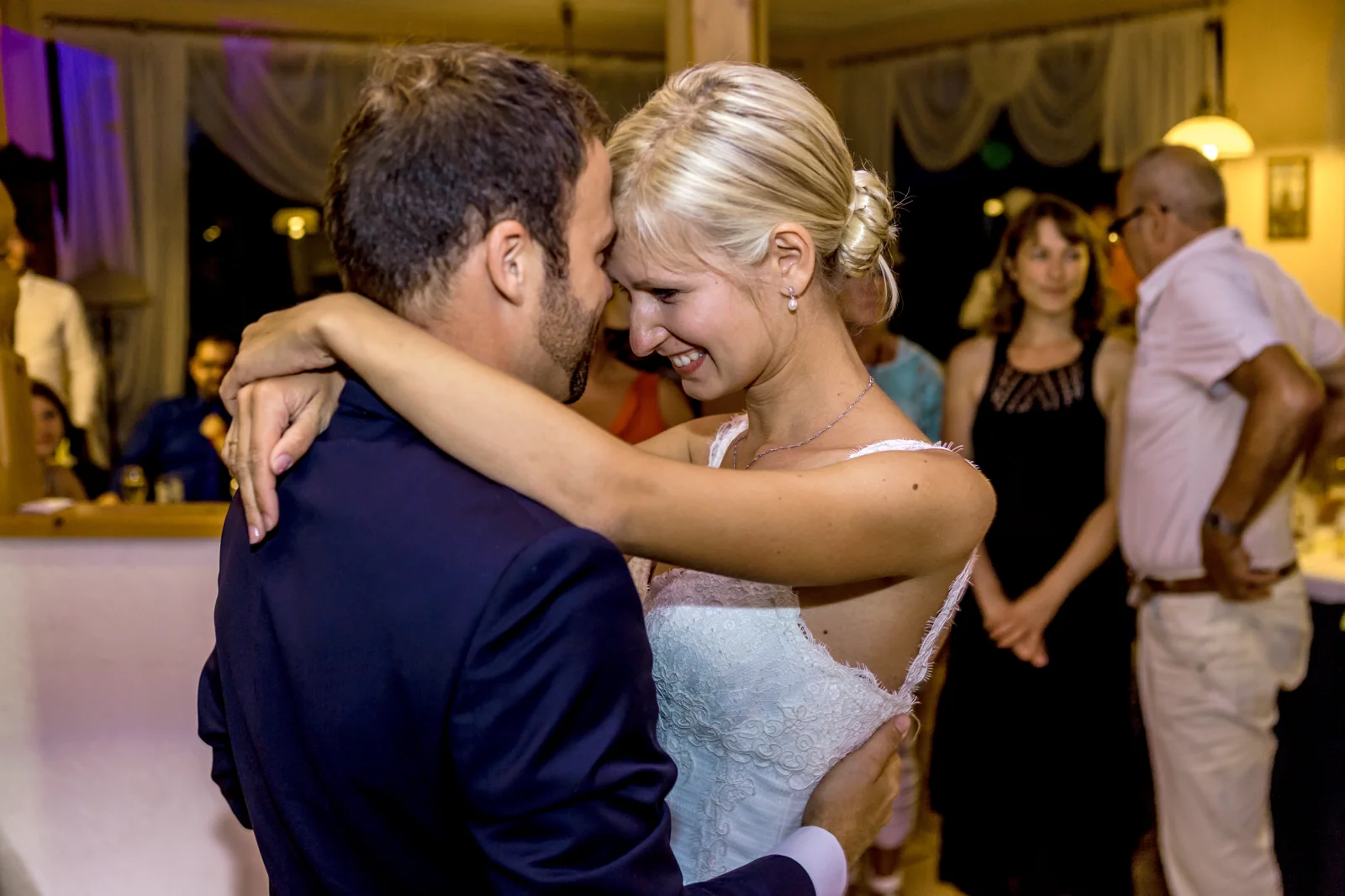 Ein naher Moment beim Hochzeitstanz – Hochzeitsreportage von Björn und Christin