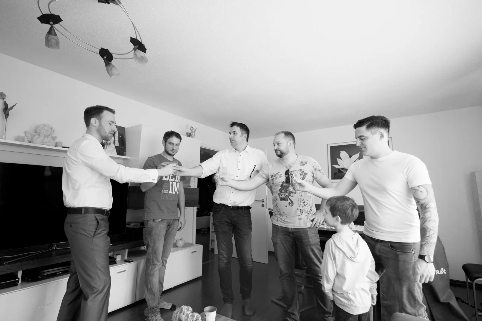 Ein gemeinsames Anstoßen vor dem Hochzeitstag – Hochzeit von Manuel und Thurid in Blaubeuren und Merklingen