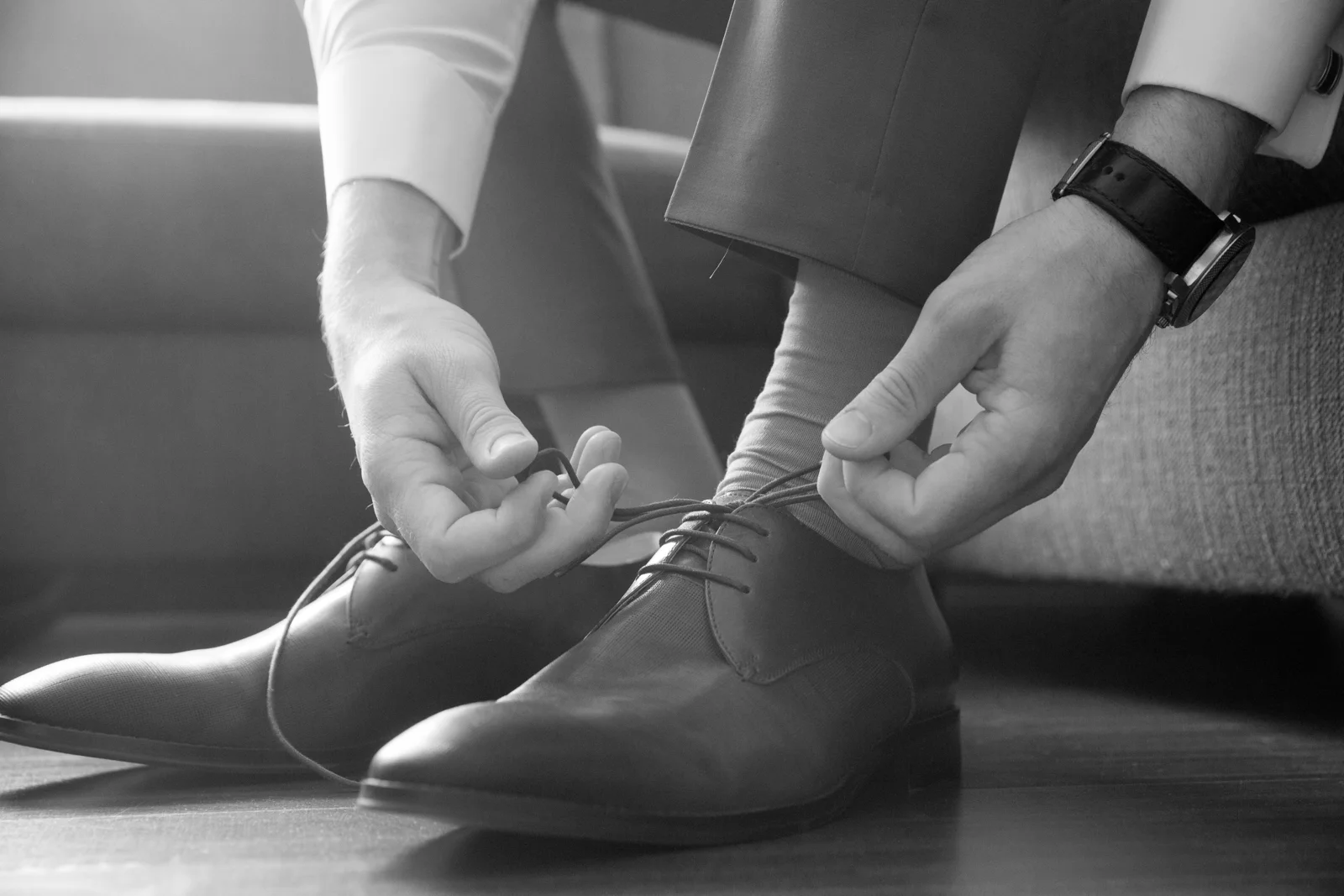 Die Schuhe werden geschnürt – Hochzeit von Manuel und Thurid in Blaubeuren und Merklingen