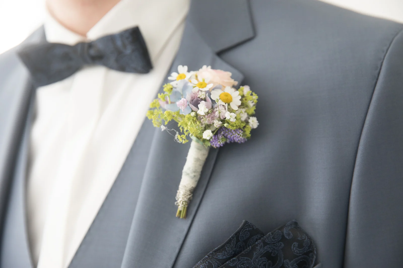 Fliege und Blumenanstecker – Hochzeit von Manuel und Thurid in Blaubeuren und Merklingen