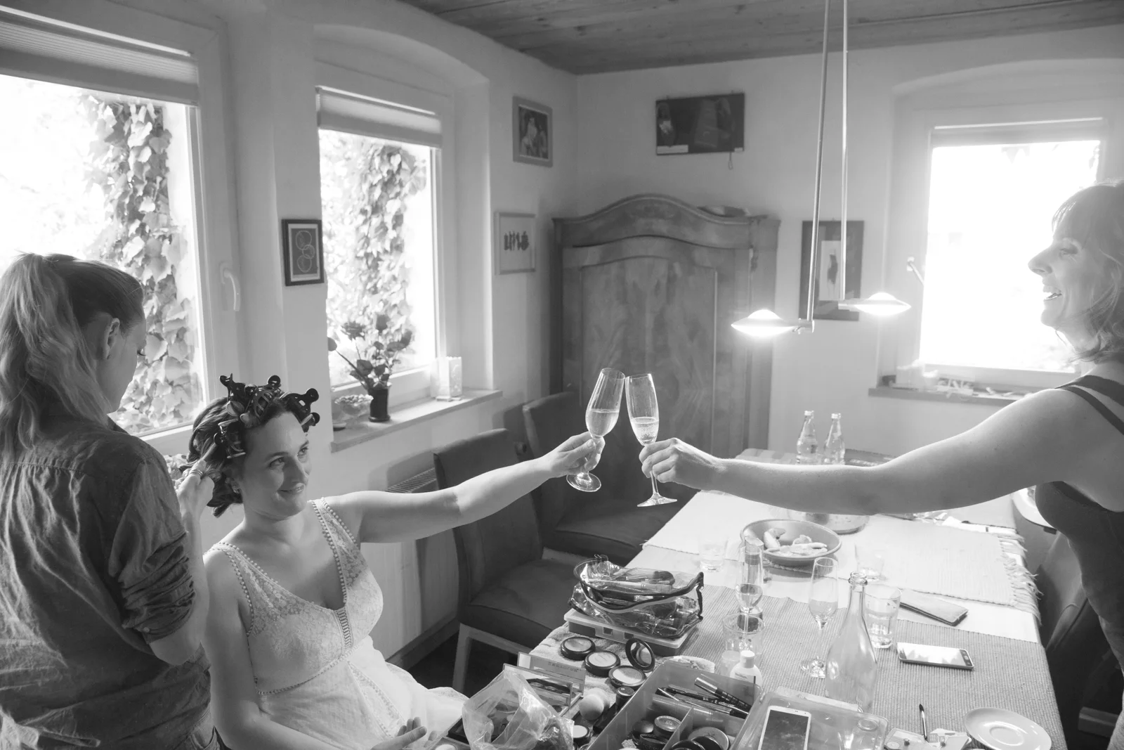 Ein Anstoßen während der Vorbereitungen – Hochzeit von Manuel und Thurid in Blaubeuren und Merklingen