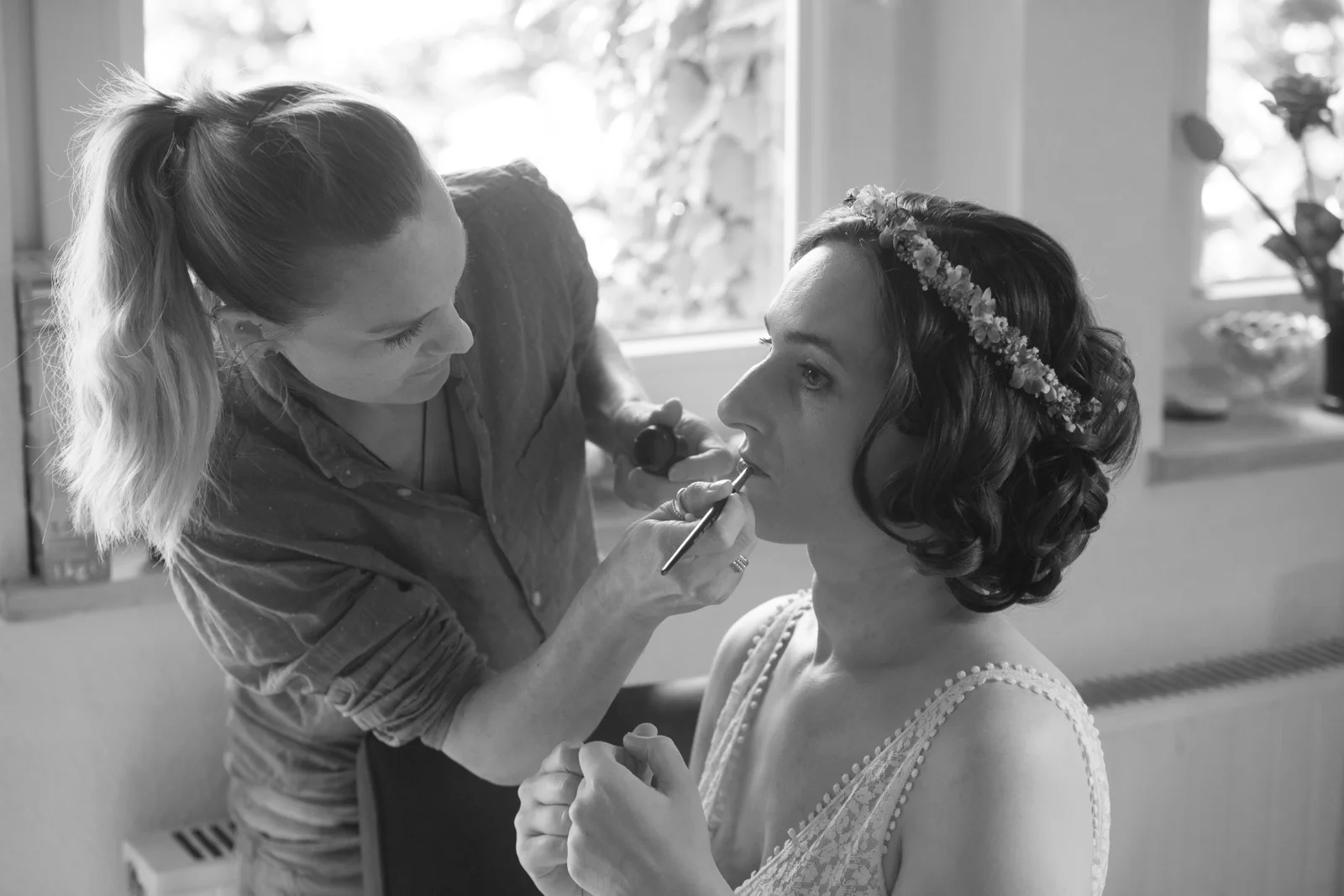 Die letzten Handgriffe beim Make-up – Hochzeit von Manuel und Thurid in Blaubeuren und Merklingen