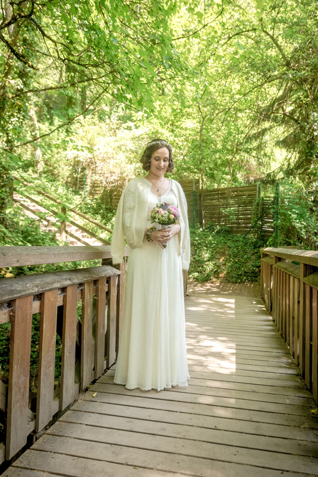 Thurid auf dem Holzsteg im Grünen – Hochzeit von Manuel und Thurid in Blaubeuren und Merklingen