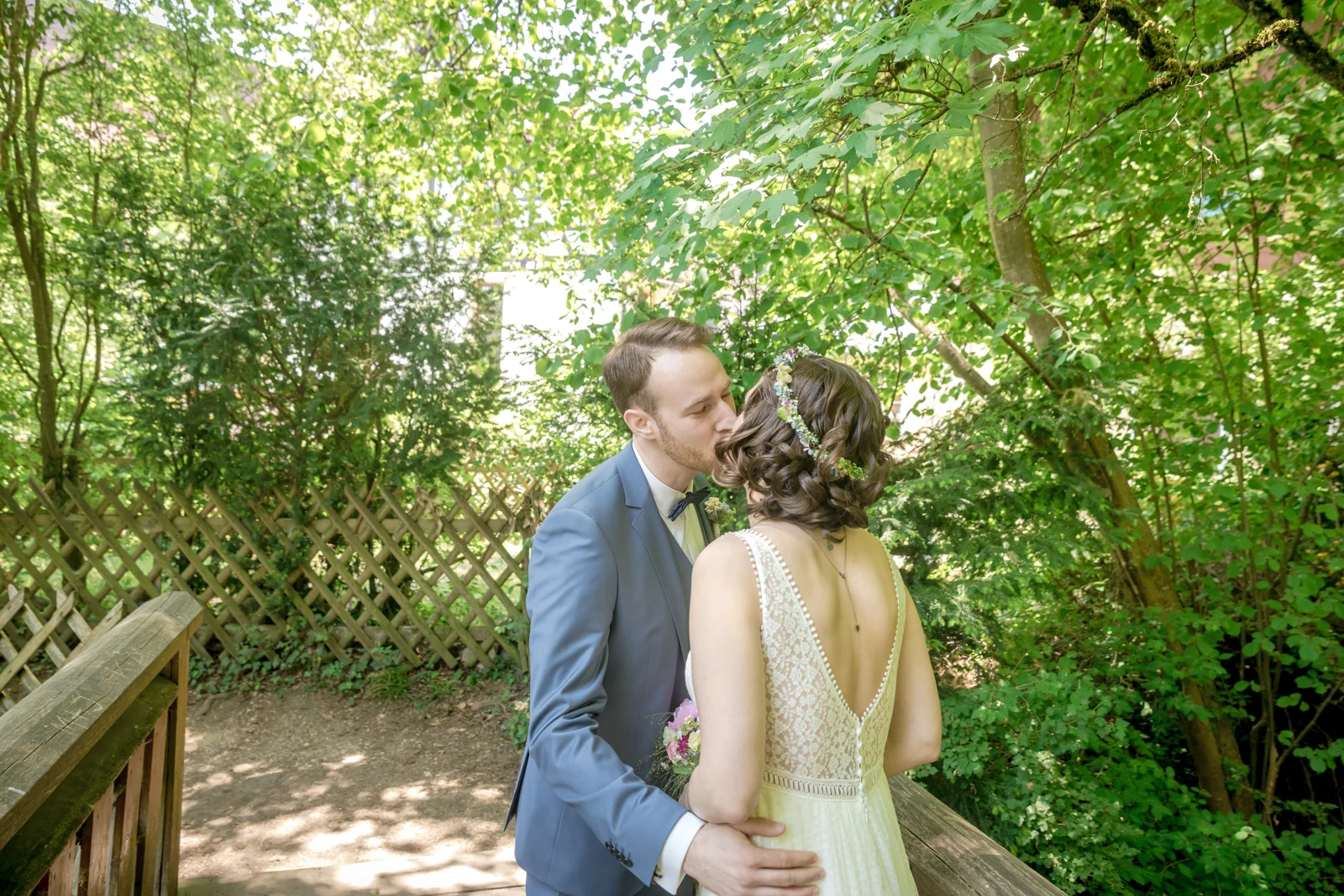 Ein vertrauter Moment auf dem Holzsteg – Hochzeit von Manuel und Thurid in Blaubeuren und Merklingen