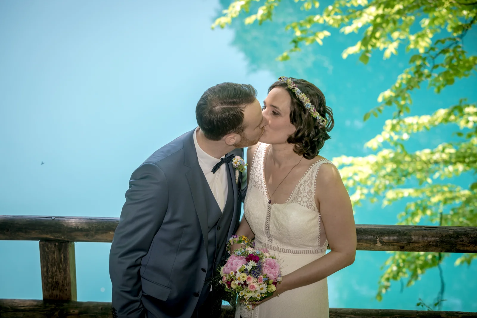 Ein Kuss vor dem blauen Wasser – Hochzeit von Manuel und Thurid in Blaubeuren und Merklingen
