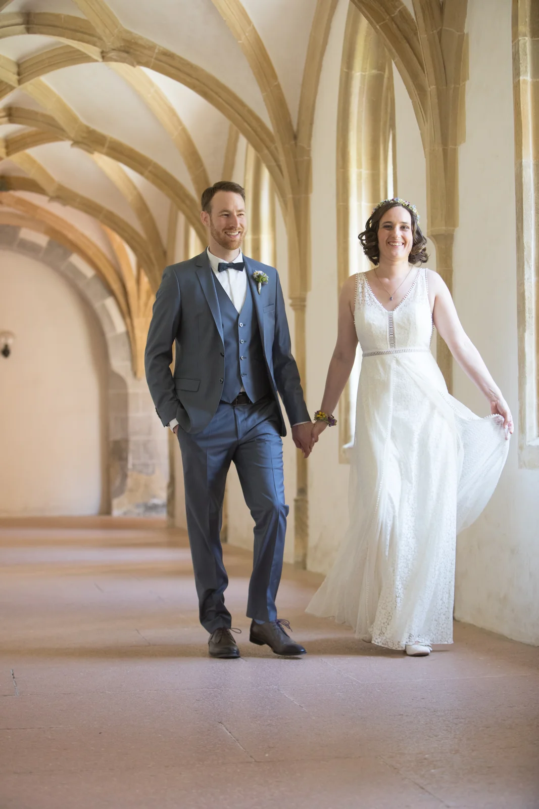 Hand in Hand durch den Bogengang – Hochzeit von Manuel und Thurid in Blaubeuren und Merklingen