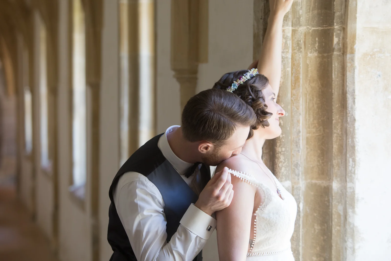 Ein Kuss am Fenster – Hochzeit von Manuel und Thurid in Blaubeuren und Merklingen