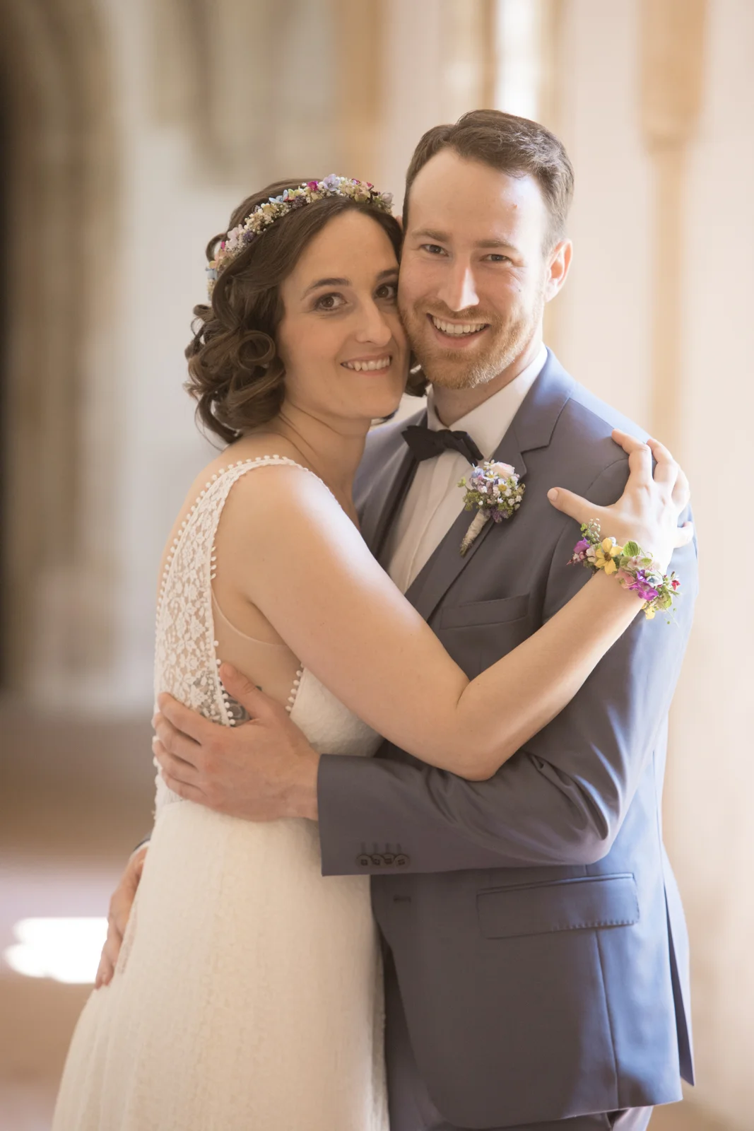 Ein gemeinsames Portrait im Bogengang – Hochzeit von Manuel und Thurid in Blaubeuren und Merklingen