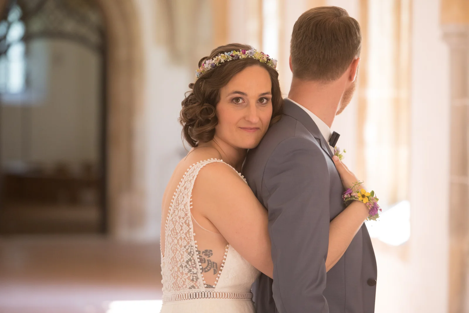 Thurid lehnt sich an Manuel – Hochzeit von Manuel und Thurid in Blaubeuren und Merklingen