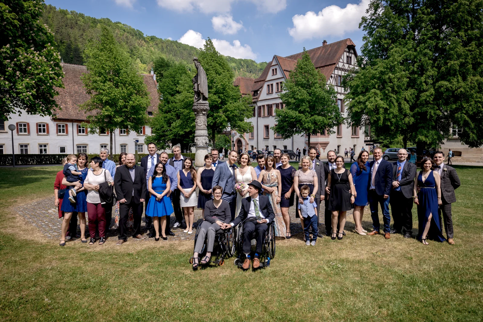 Ein Gruppenbild in Blaubeuren – Hochzeit von Manuel und Thurid in Blaubeuren und Merklingen