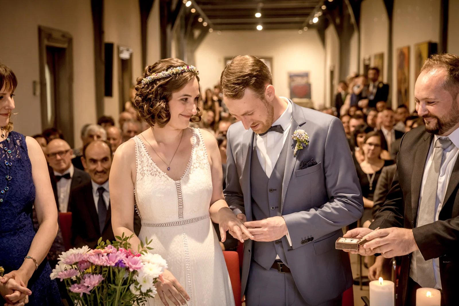 Manuel steckt Thurid den Ehering an – Hochzeit von Manuel und Thurid in Blaubeuren und Merklingen