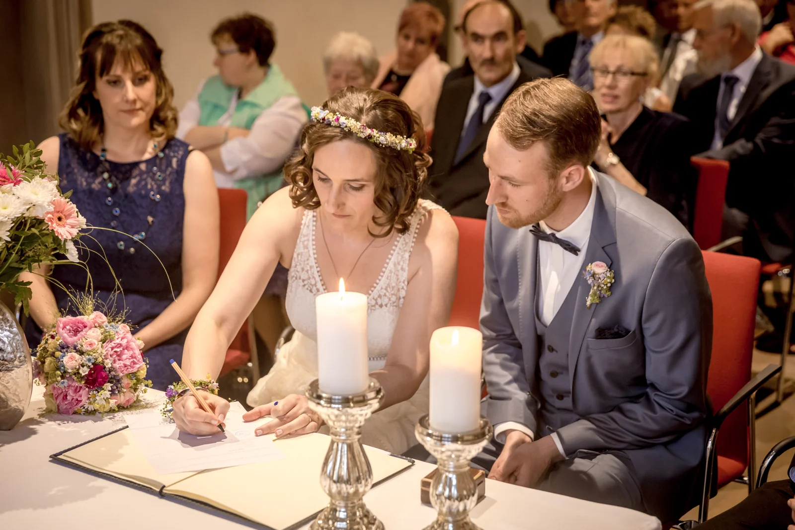 Thurid unterschreibt im Standesamt – Hochzeit von Manuel und Thurid in Blaubeuren und Merklingen
