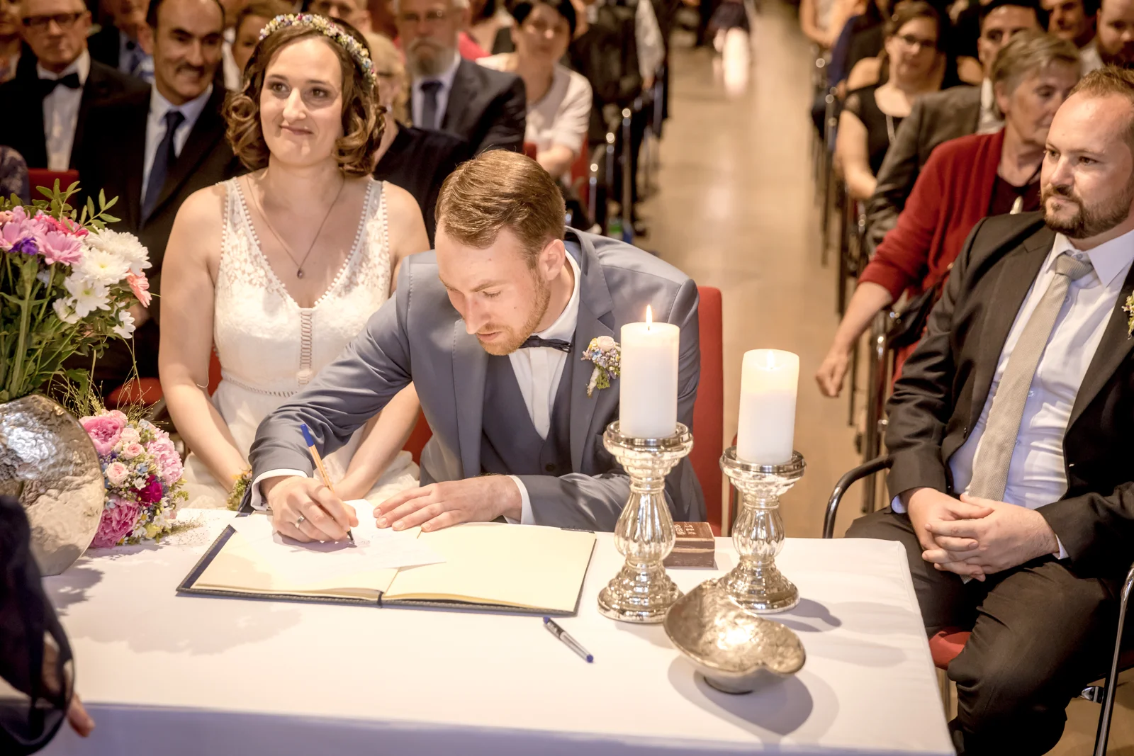 Manuel unterschreibt im Standesamt – Hochzeit von Manuel und Thurid in Blaubeuren und Merklingen