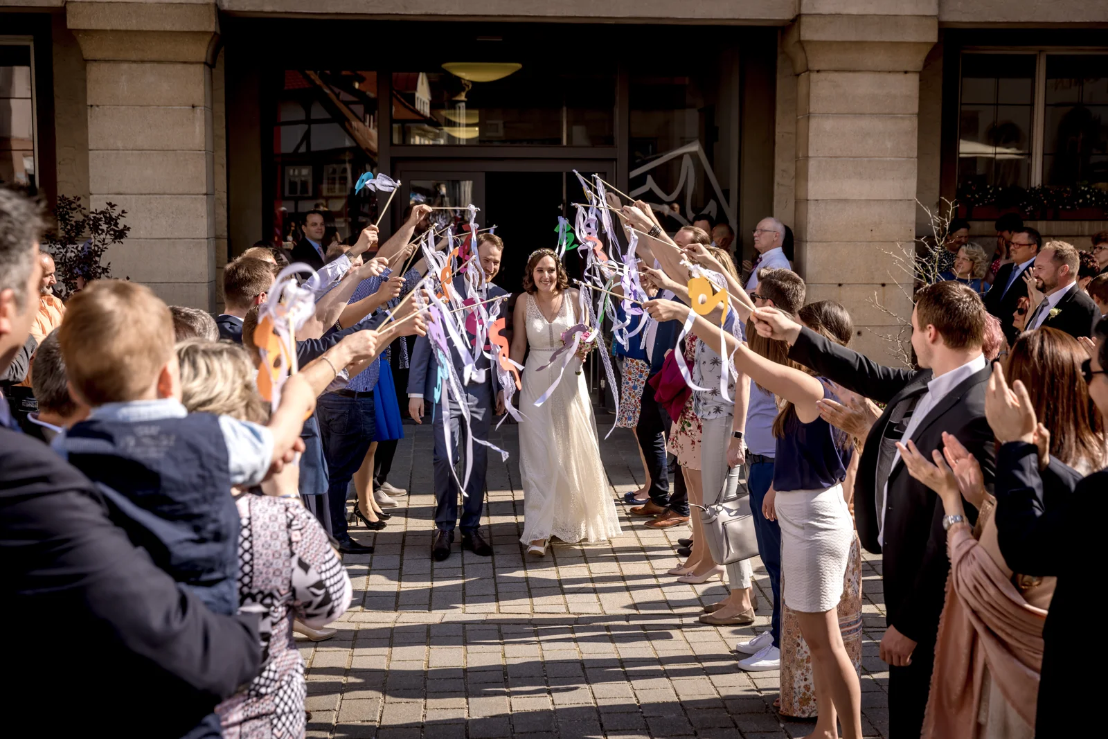 Ein buntes Spalier vor dem Rathaus – Hochzeit von Manuel und Thurid in Blaubeuren und Merklingen