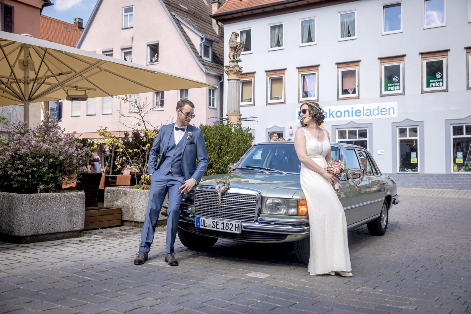 Manuel und Thurid am Hochzeitsauto – Hochzeit von Manuel und Thurid in Blaubeuren und Merklingen