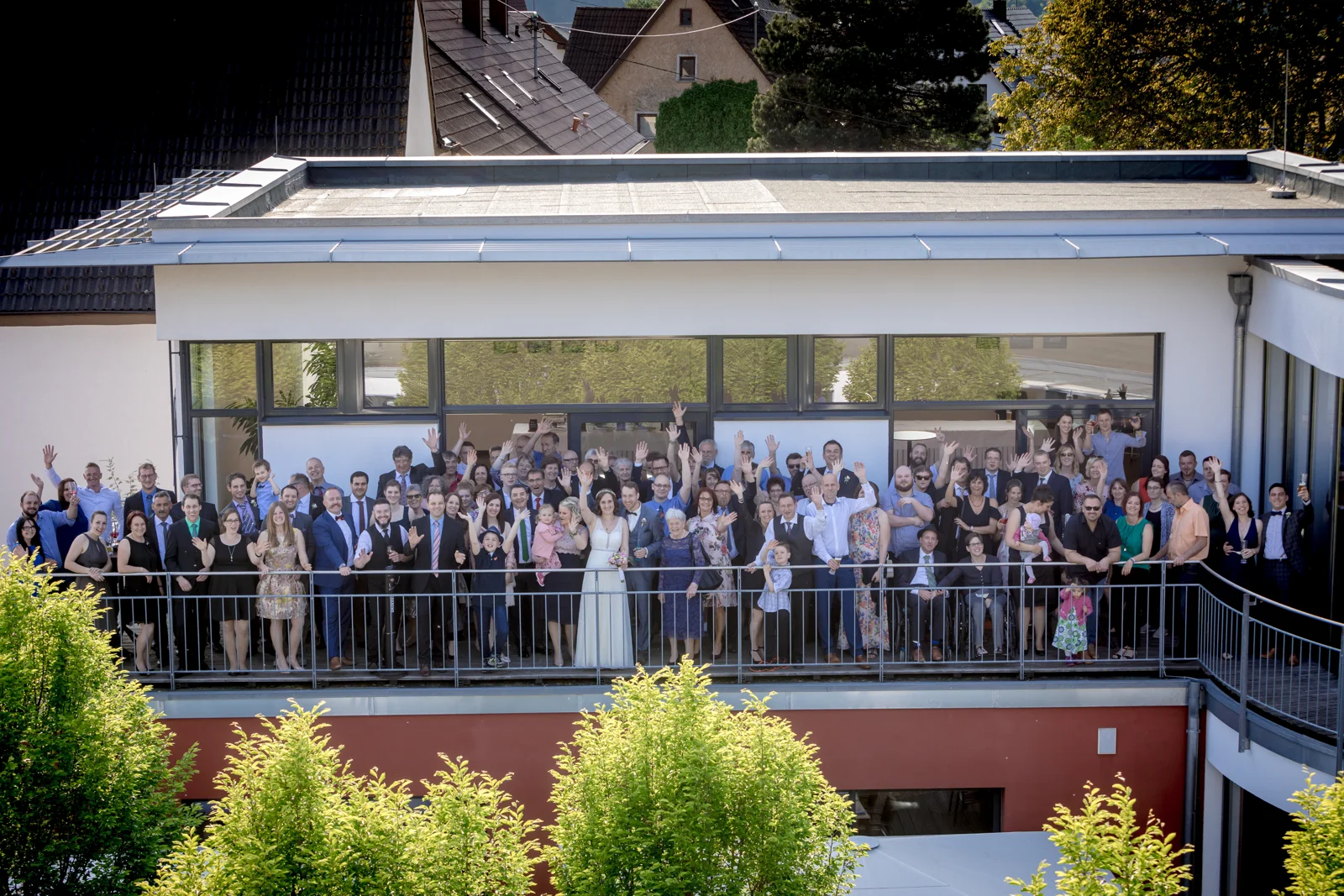 Die Hochzeitsgesellschaft auf der Terrasse – Hochzeit von Manuel und Thurid in Blaubeuren und Merklingen