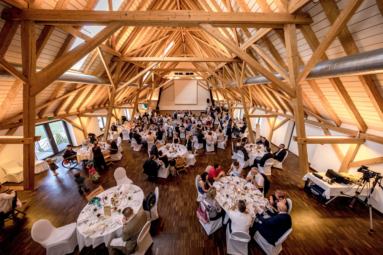 Die Feier unter dem Holzgebälk – Hochzeit von Manuel und Thurid in Blaubeuren und Merklingen