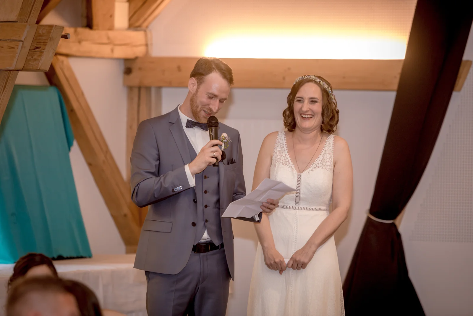 Manuel und Thurid sprechen zu ihren Gästen – Hochzeit von Manuel und Thurid in Blaubeuren und Merklingen