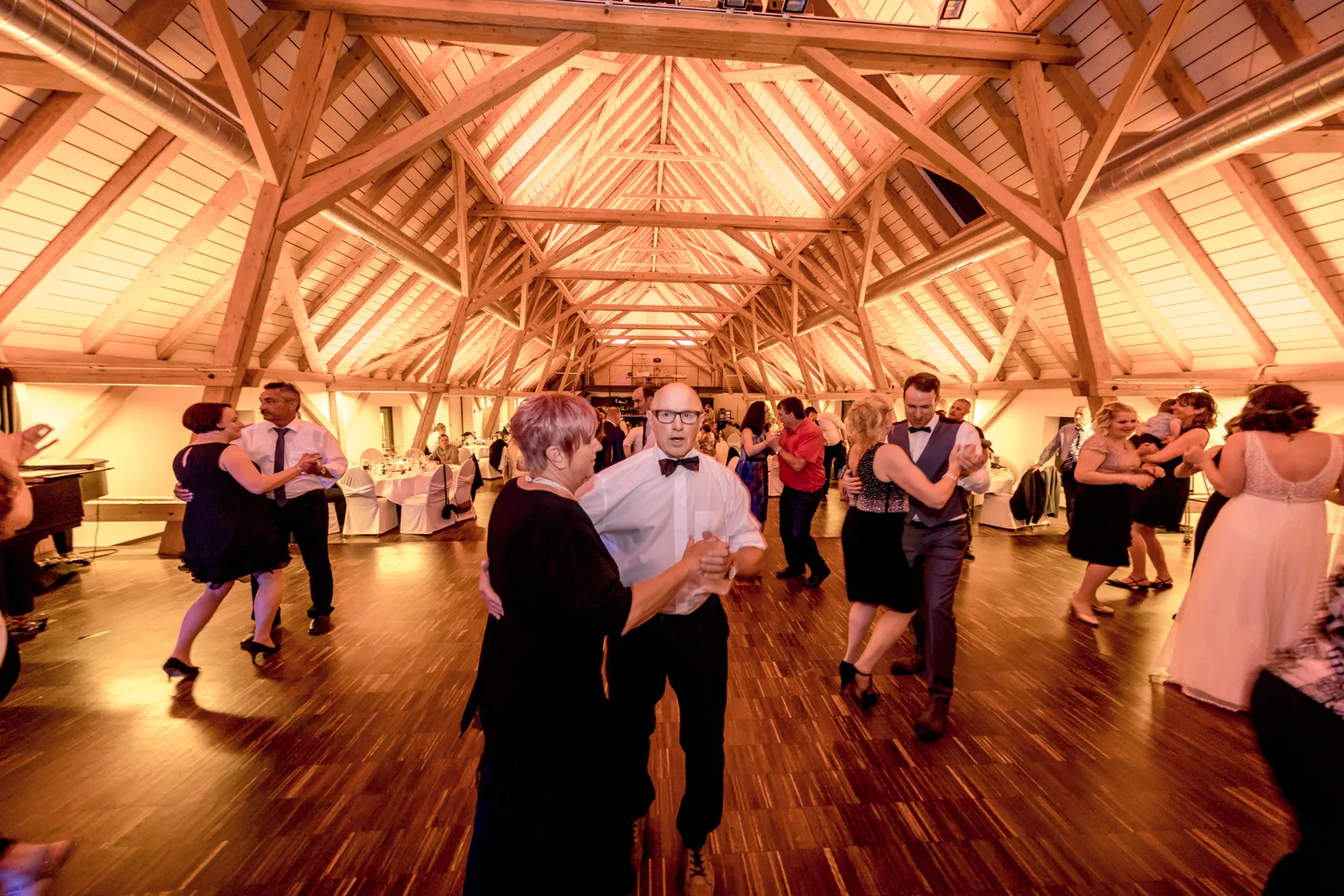 Die Tanzfläche füllt sich – Hochzeit von Manuel und Thurid in Blaubeuren und Merklingen