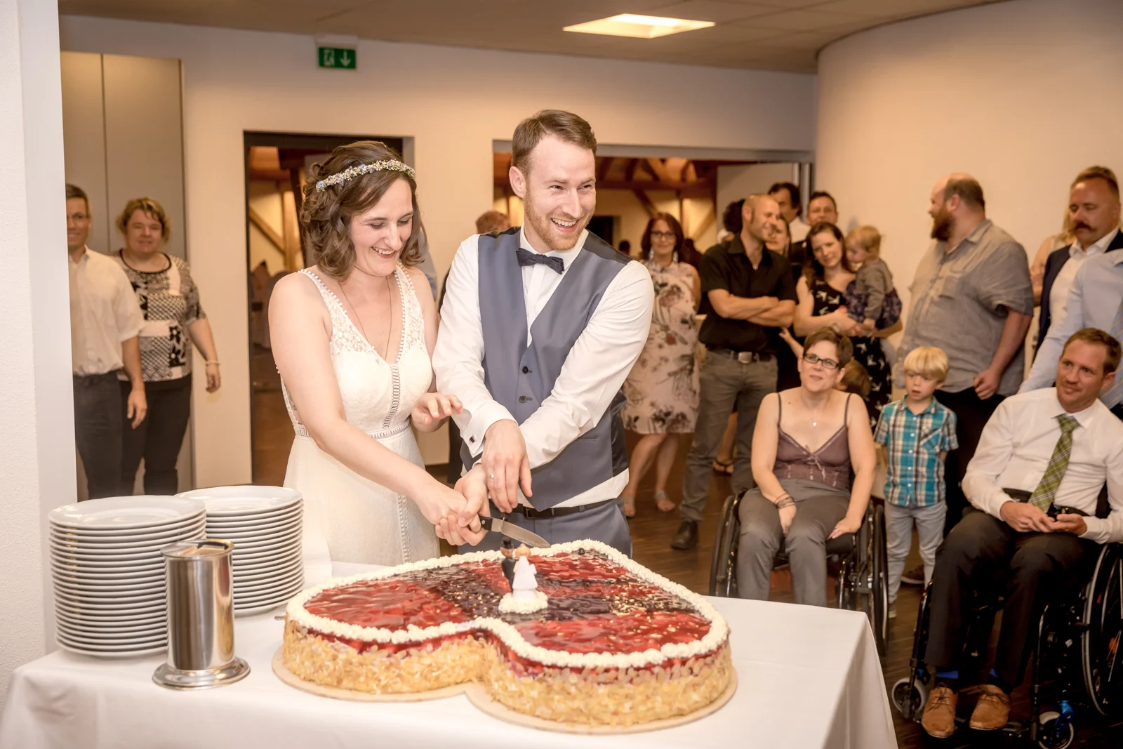 Gemeinsam die Hochzeitstorte anschneiden – Hochzeit von Manuel und Thurid in Blaubeuren und Merklingen
