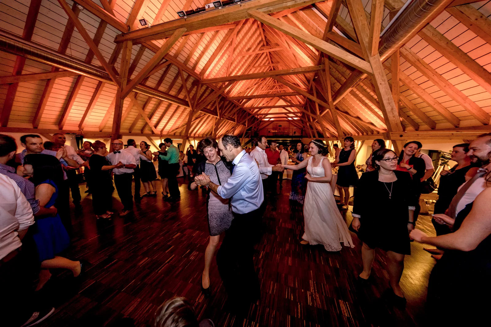 Ausgelassene Stimmung auf der Tanzfläche – Hochzeit von Manuel und Thurid in Blaubeuren und Merklingen