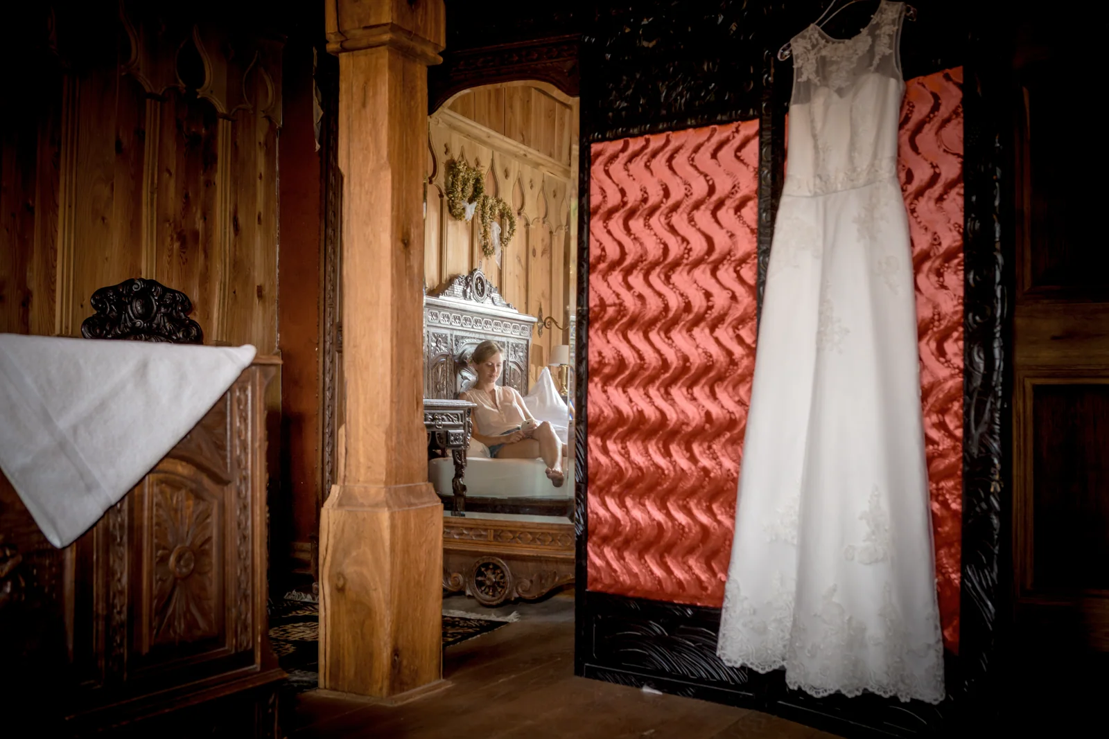 Das Brautkleid während der Vorbereitungen – Hochzeitsreportage von Tina und Moritz