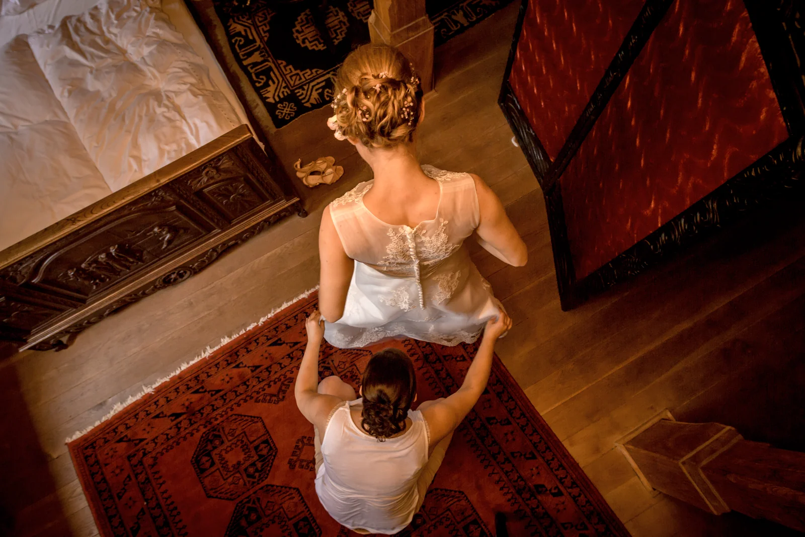 Die letzten Handgriffe am Brautkleid – Hochzeitsreportage von Tina und Moritz