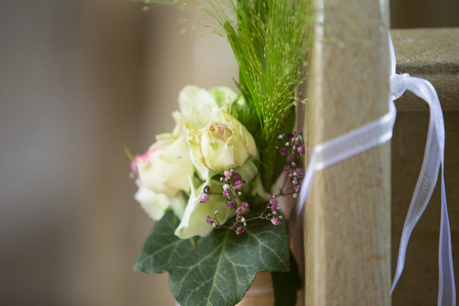 Blumenschmuck in der Kirche in Bornhagen – Hochzeitsreportage von Tina und Moritz