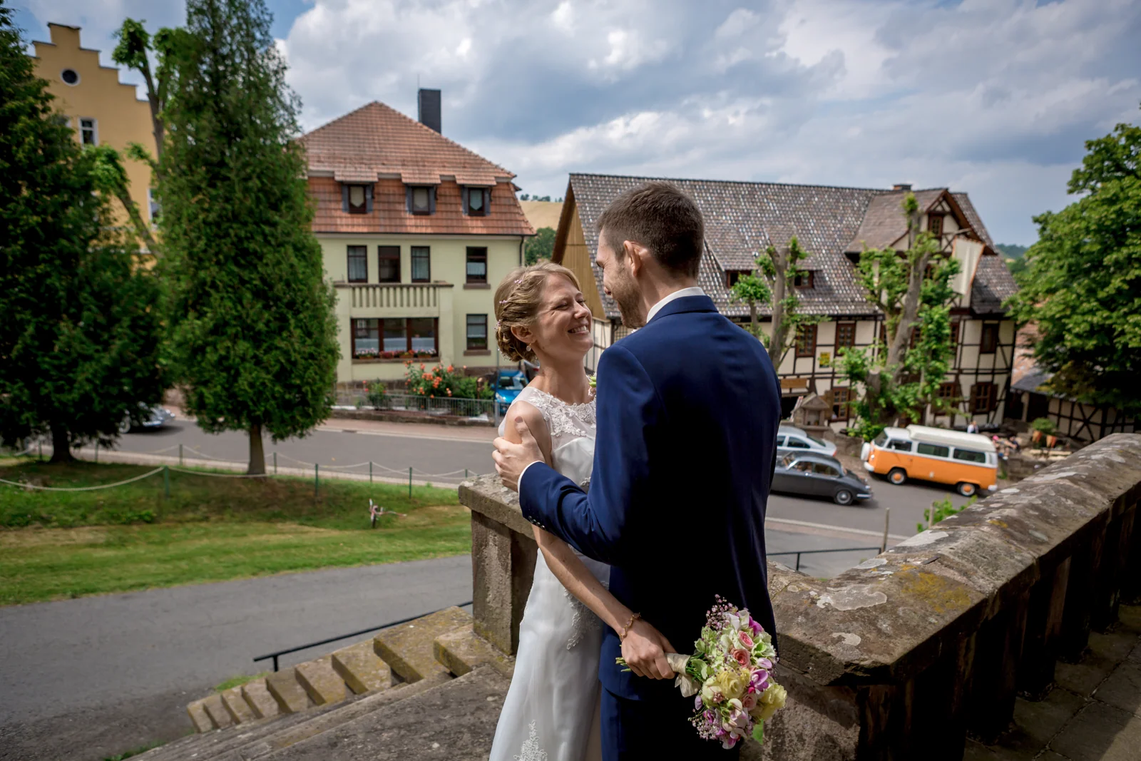 Begegnung vor der kirchlichen Trauung – Hochzeitsreportage von Tina und Moritz